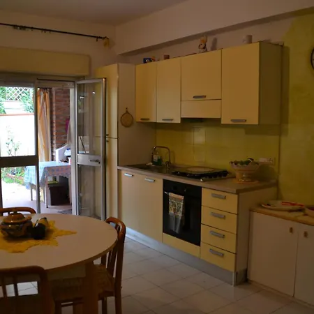 Casa Mimosa - Con Giardino A 50 Mt Dal Mare Apartamento
